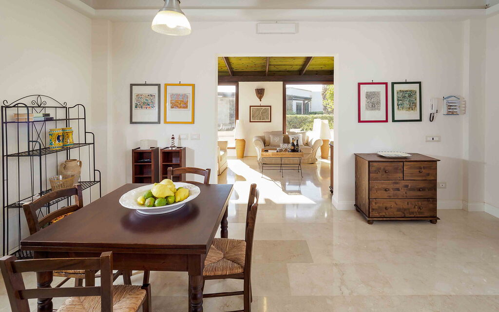 Sicilia 003 - Cala Mancina: Dining room