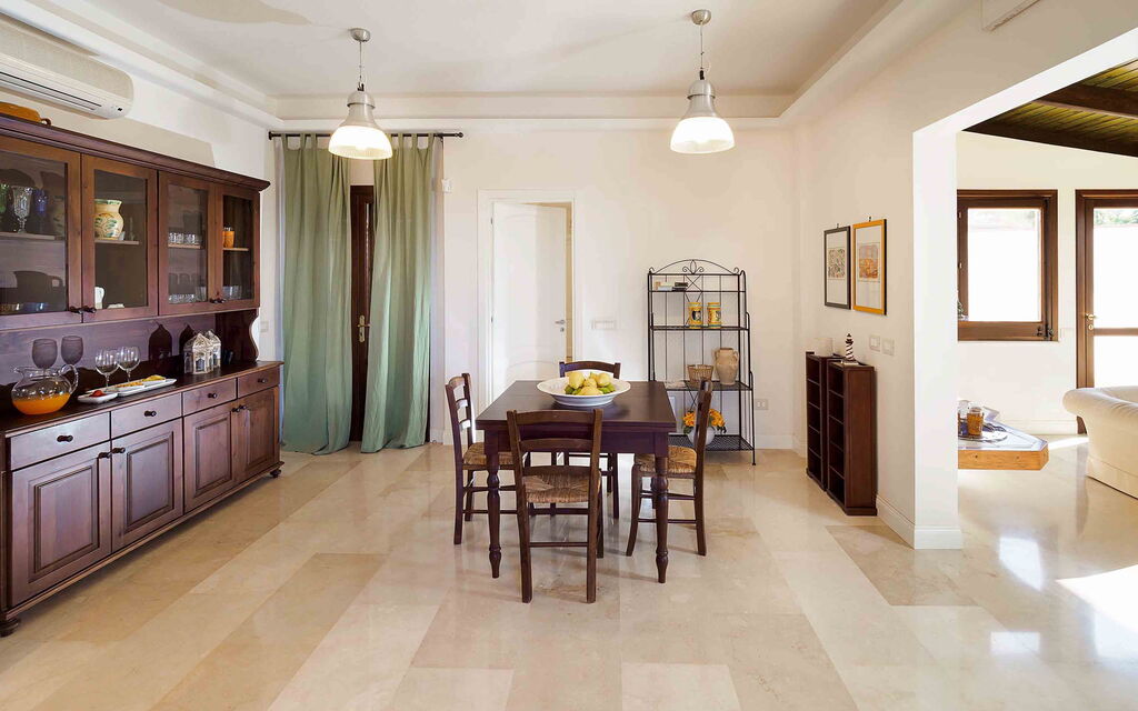 Sicilia 003 - Cala Mancina: Dining room