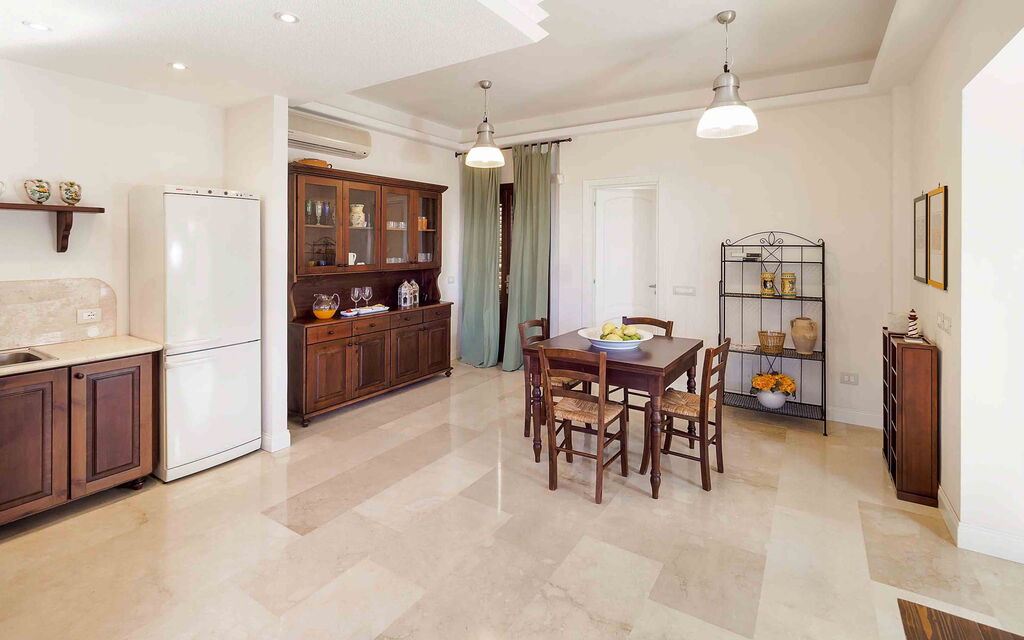 Sicilia 003 - Cala Mancina: Dining room