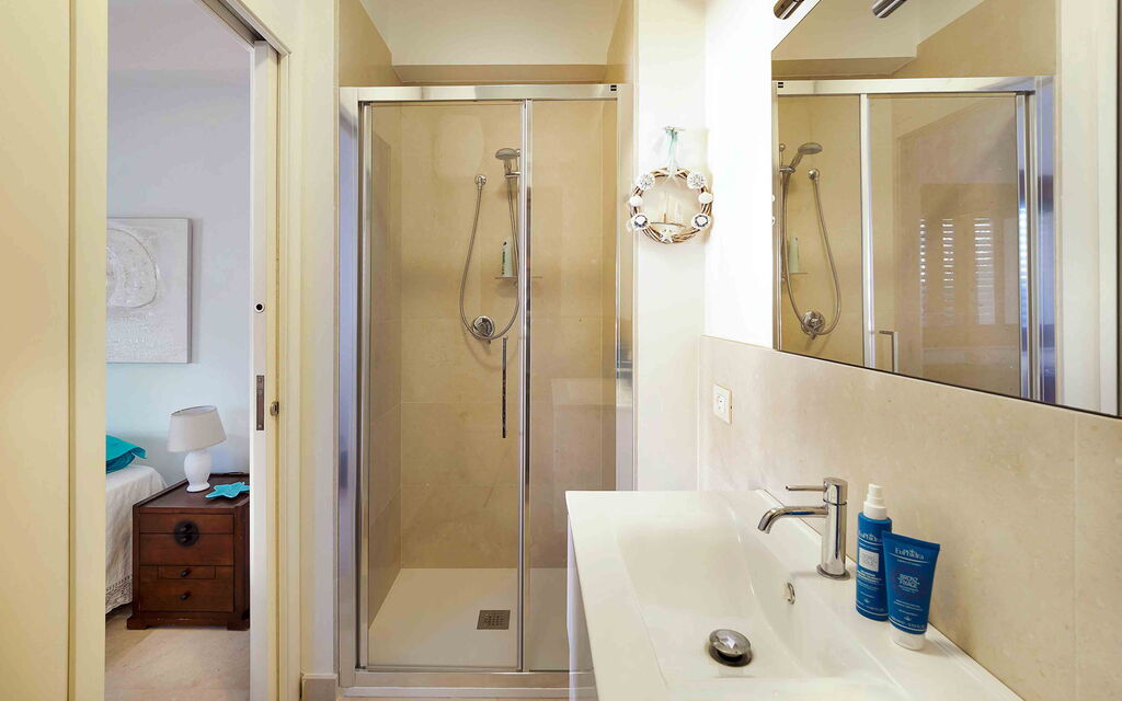 Sicilia 003 - Cala Mancina: Bathroom