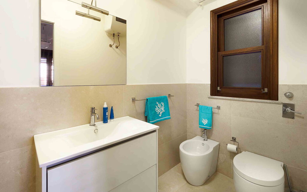 Sicilia 003 - Cala Mancina: Bathroom