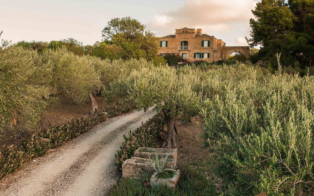 Sicilia 005 - Corte Del Sale: Outdoor view