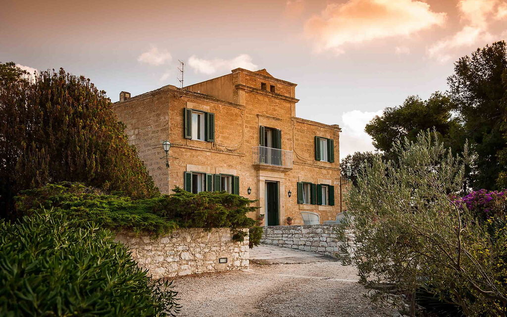 Sicilia 005 - Corte Del Sale: Outdoor view