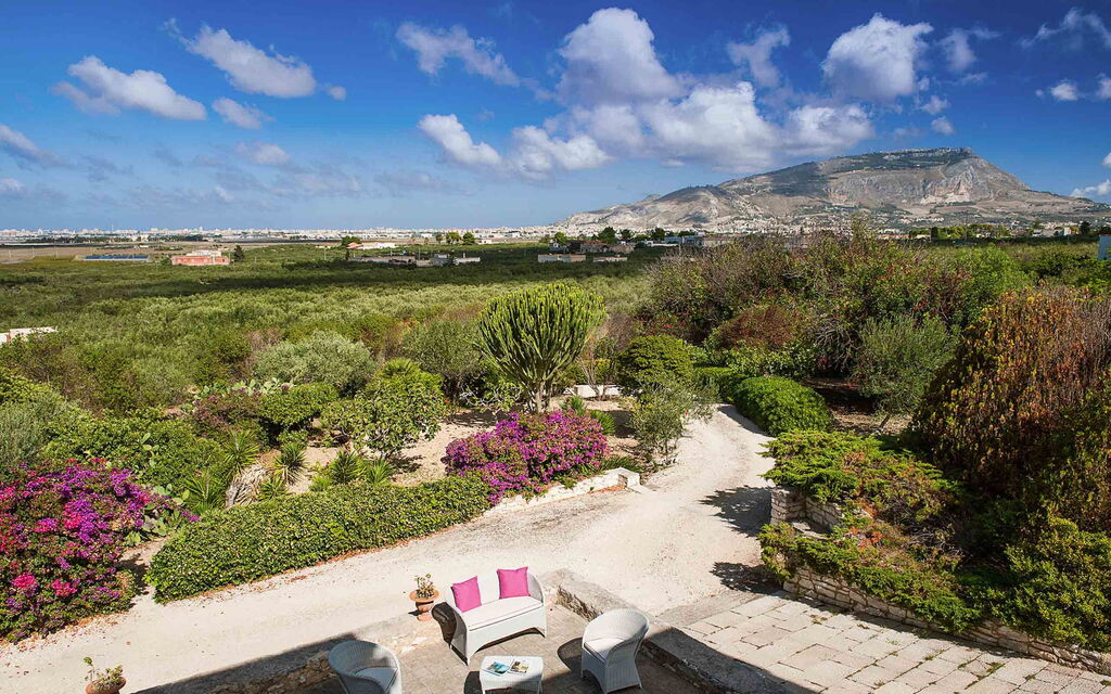 Sicilia 005 - Corte Del Sale: Outdoor view