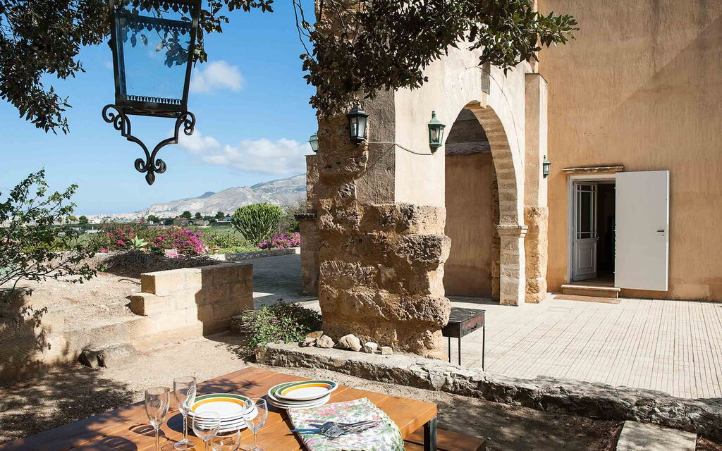 Sicilia 005 - Corte Del Sale: Outdoor view