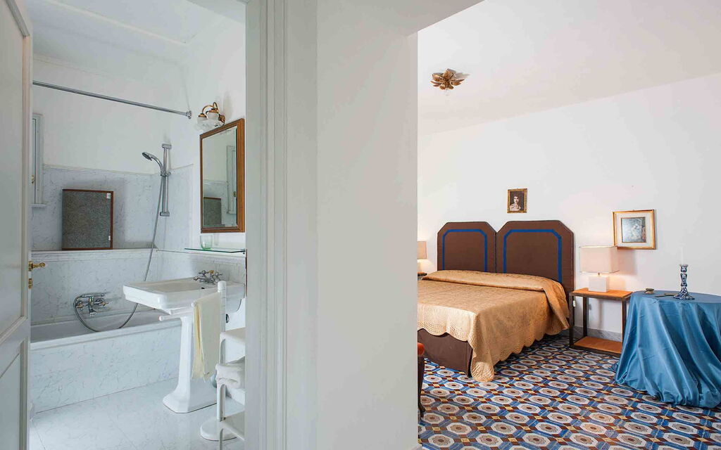 Sicilia 005 - Corte Del Sale: Double bedroom and bathroom