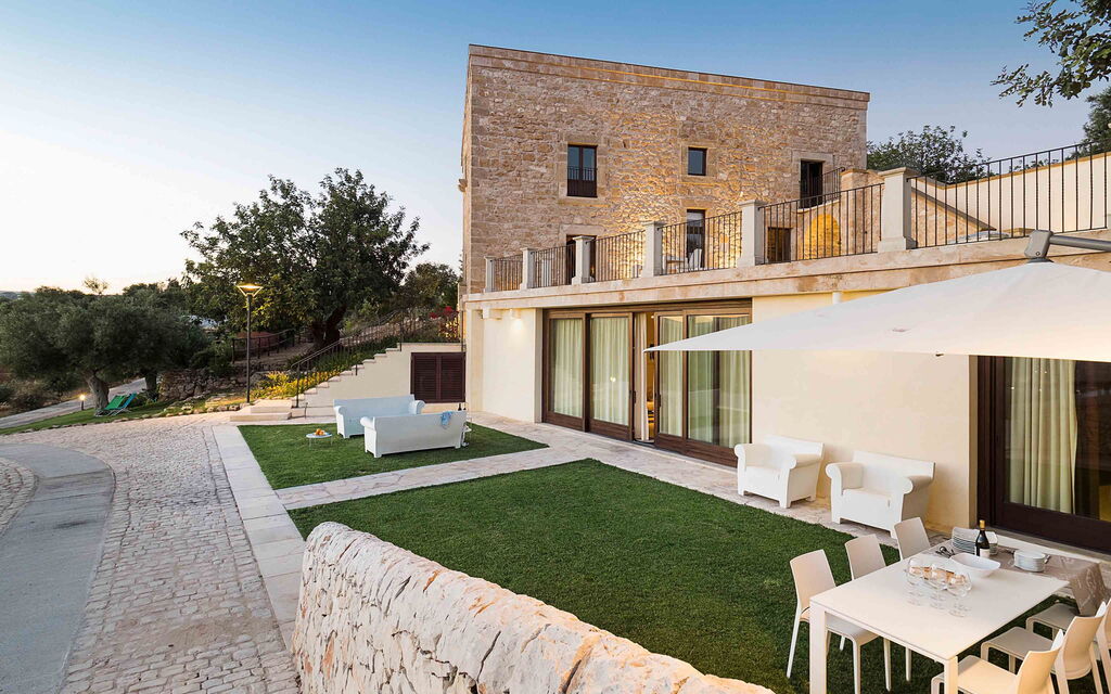 Sicilia 006 - Corte Dorata: Outdoor view