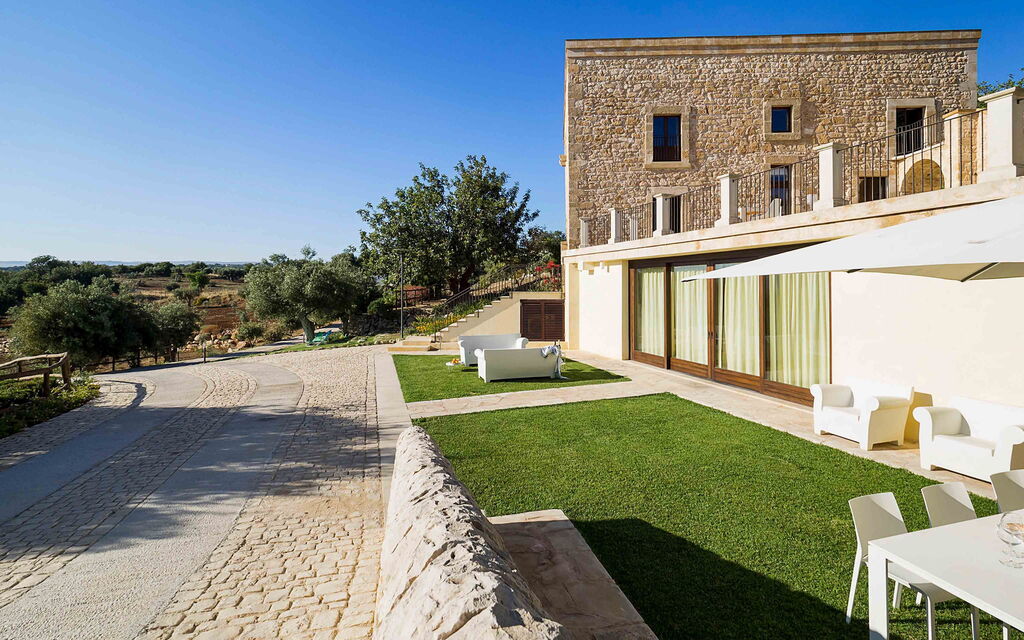 Sicilia 006 - Corte Dorata: Outdoor view