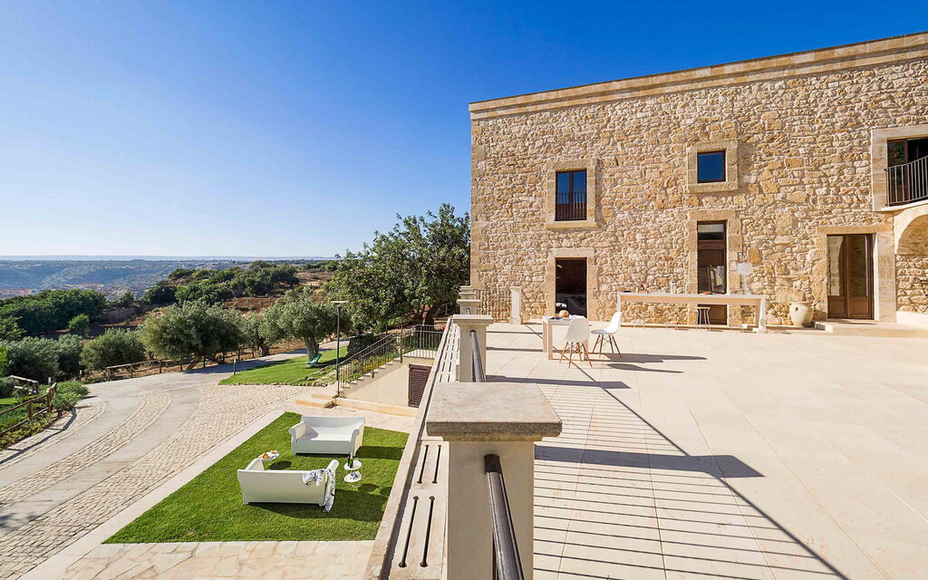 Sicilia 006 - Corte Dorata: Outdoor view