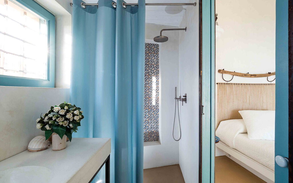 Sicilia 007 - Dimora Di Circe: Double bedroom and bathroom