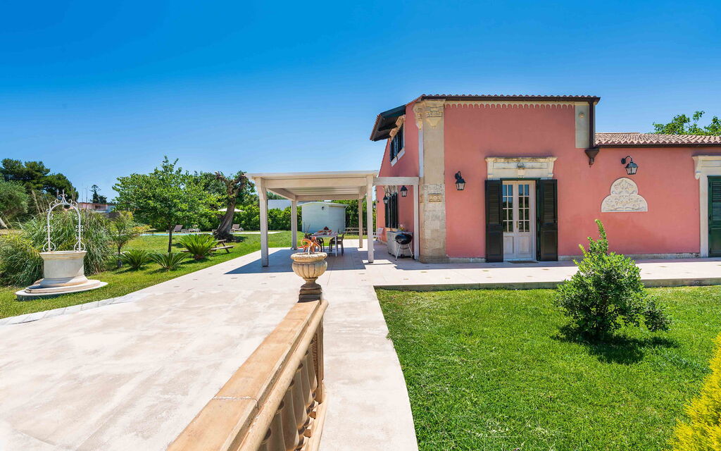 Sicilia 009 - Gira Sole: Outdoor view