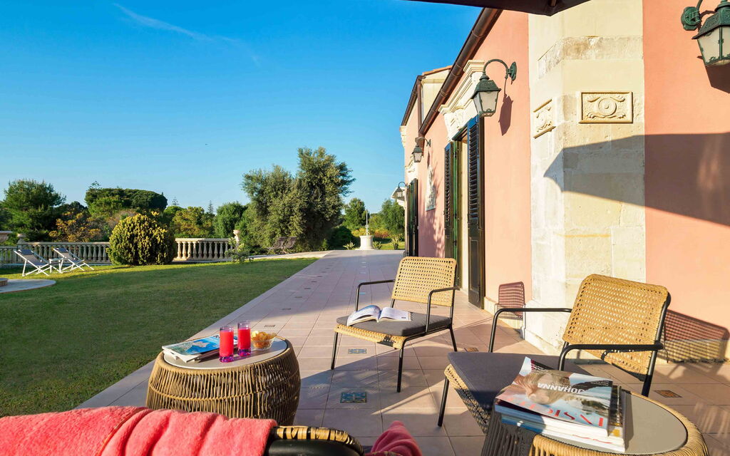 Sicilia 009 - Gira Sole: Outdoor view and garden