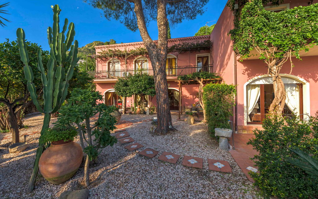 Sicilia 010 - La Boheme: Garden