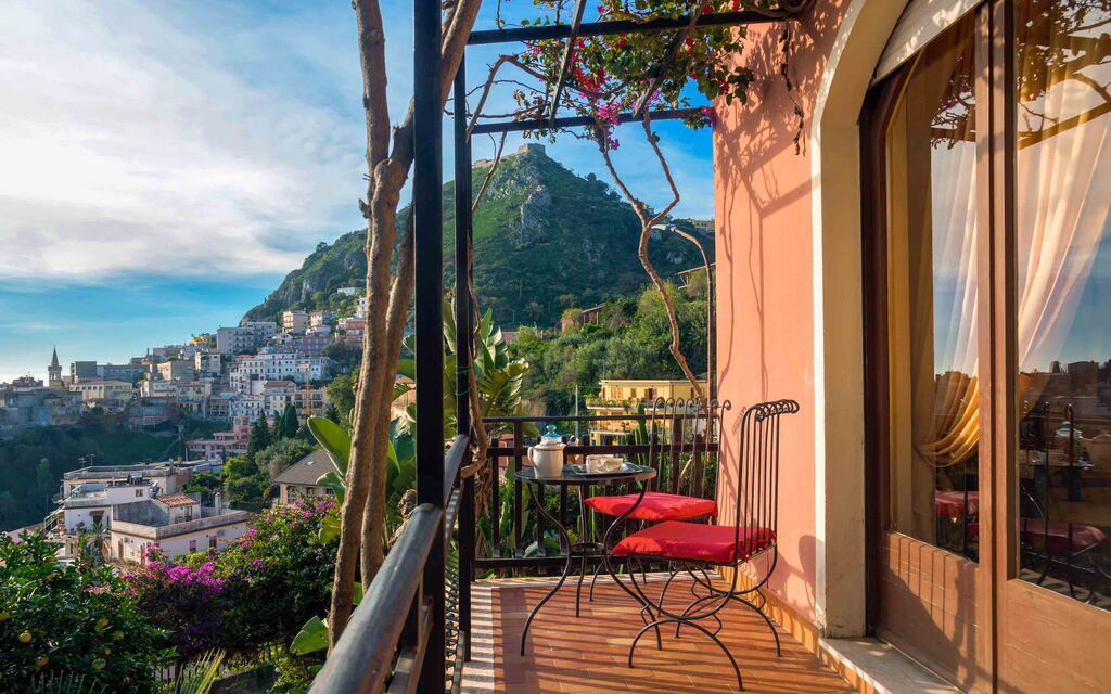 Sicilia 010 - La Boheme: Garden with panoramic view