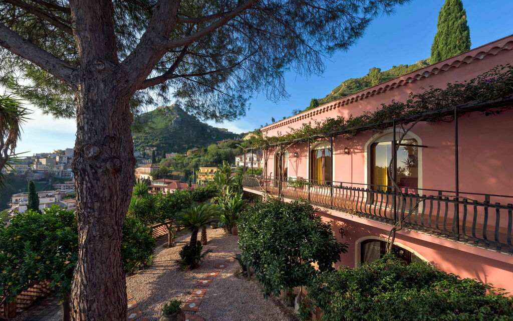 Sicilia 010 - La Boheme: Garden