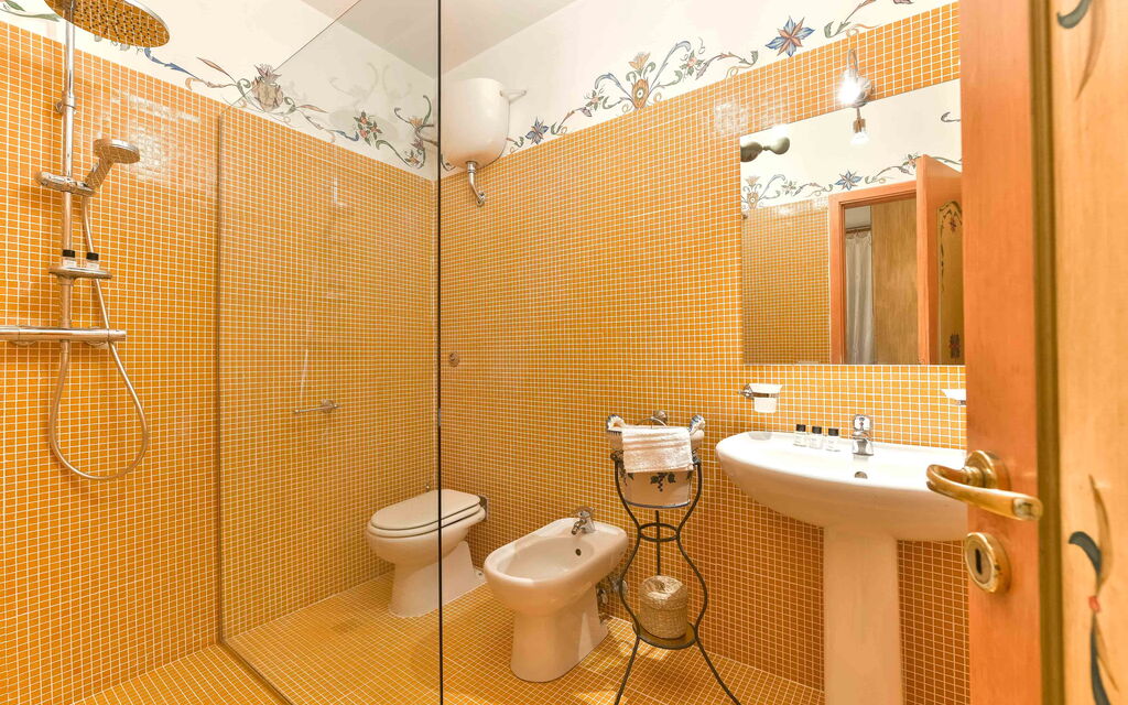 Sicilia 010 - La Boheme: Bathroom