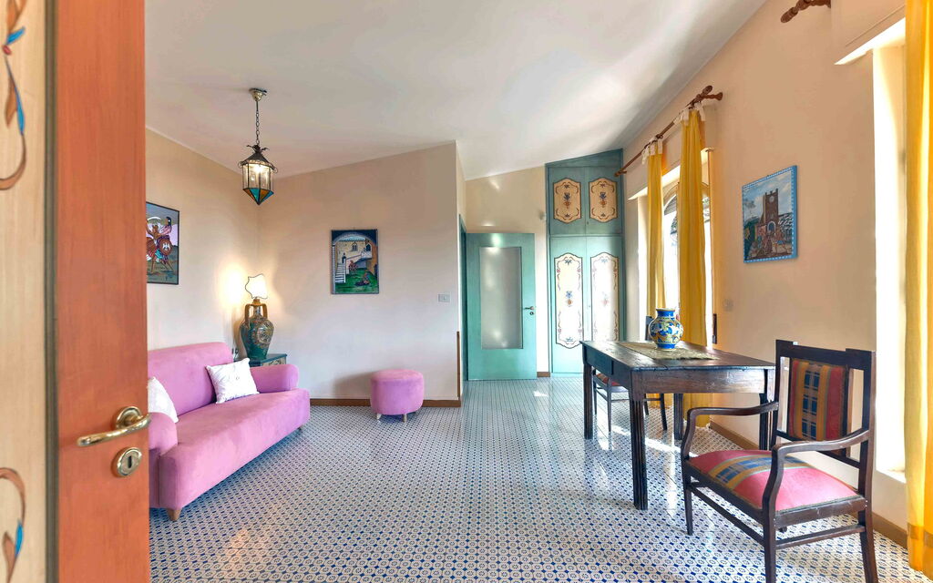 Sicilia 010 - La Boheme: Living room