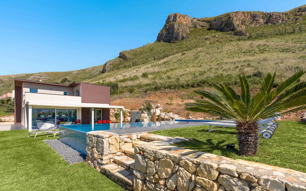 Sicilia 011 - La Dolce Vita: Outdoor view