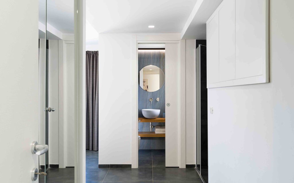 Sicilia 011 - La Dolce Vita: Double bedroom and bathroom