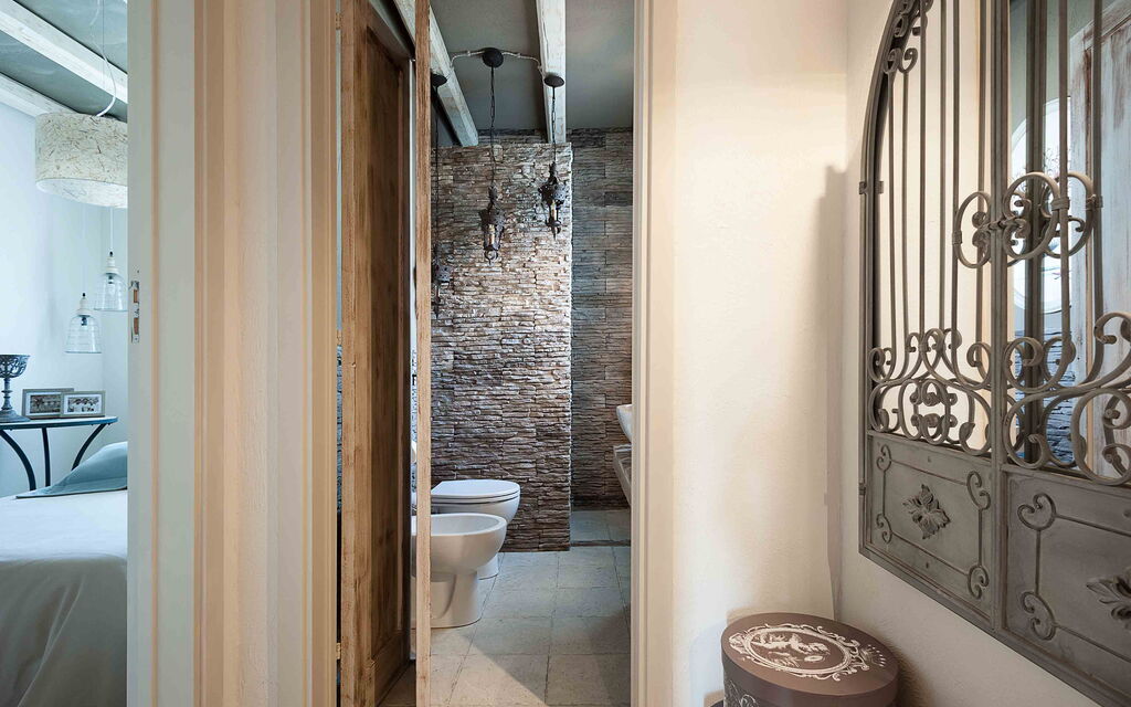 Sicilia 012 - La Pigna Bianca: Double bedroom and bathroom