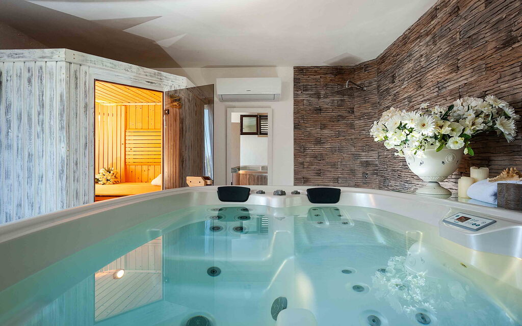 Sicilia 012 - La Pigna Bianca: Jacuzzi bathtub