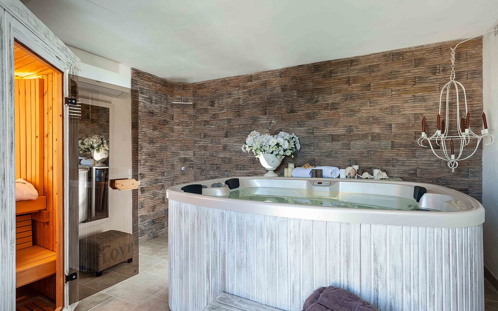 Sicilia 012 - La Pigna Bianca: Jacuzzi bathtub