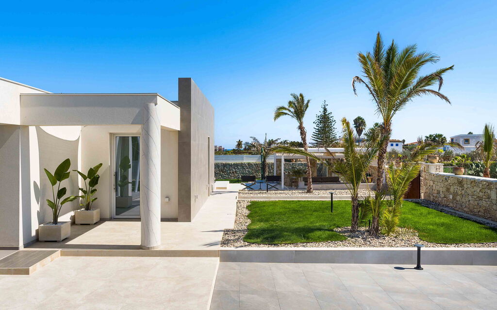 Sicilia 013 - Paradisus: Outdoor view