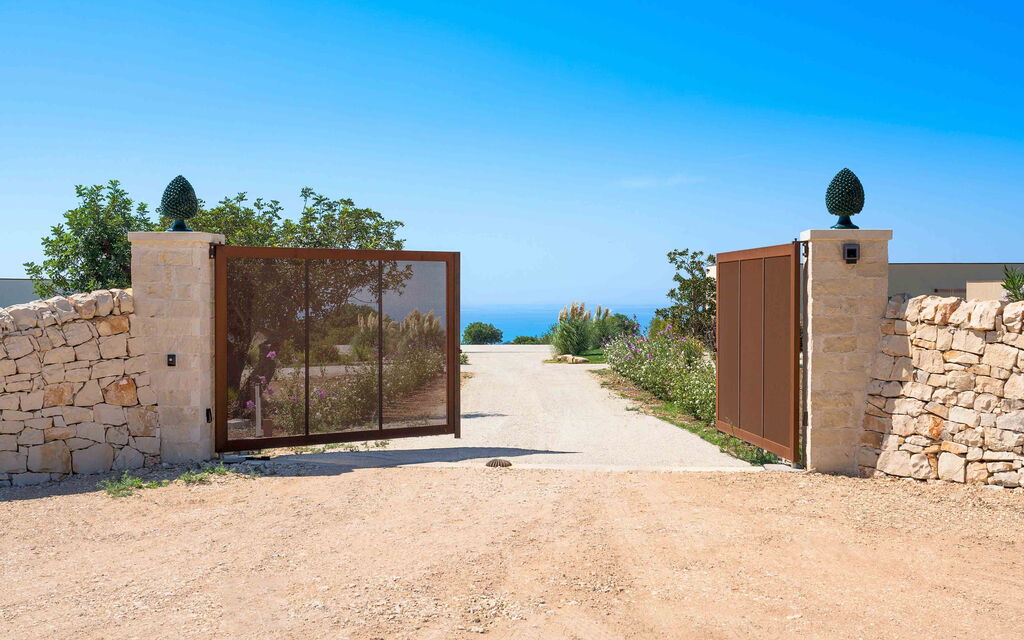 Sicilia 014 - Passo Salina: Entrance gate