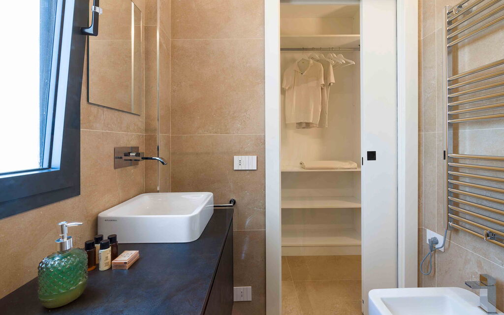 Sicilia 014 - Passo Salina: Bathroom