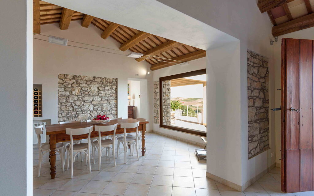 Sicilia 016 - Tangi: Dining room details