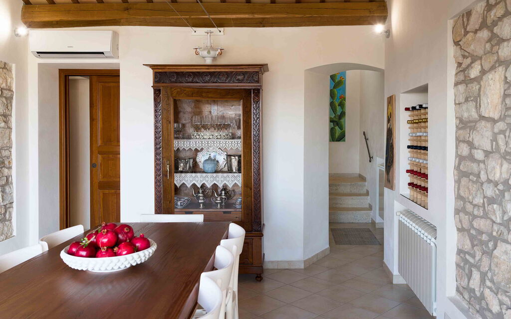 Sicilia 016 - Tangi: Dining room details