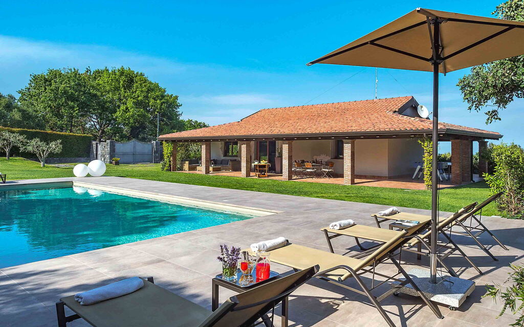 Sicilia 017 - Via Grande: Swimming pool and outdoor view