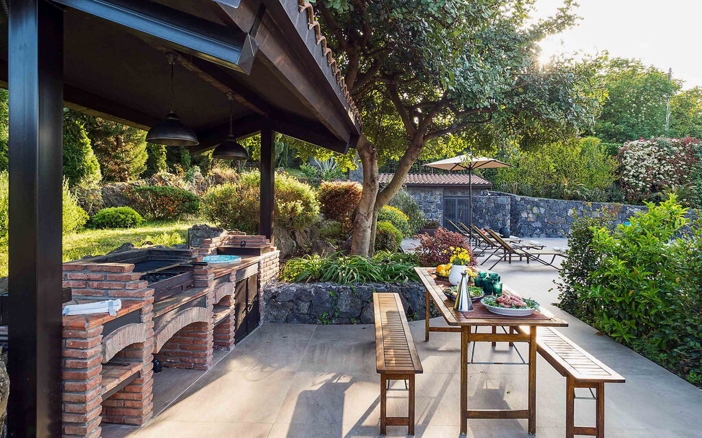 Sicilia 017 - Via Grande: Barbecue area