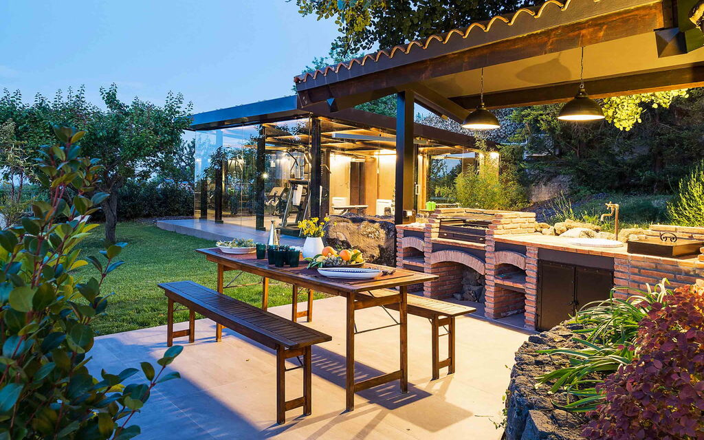 Sicilia 017 - Via Grande: Barbecue area