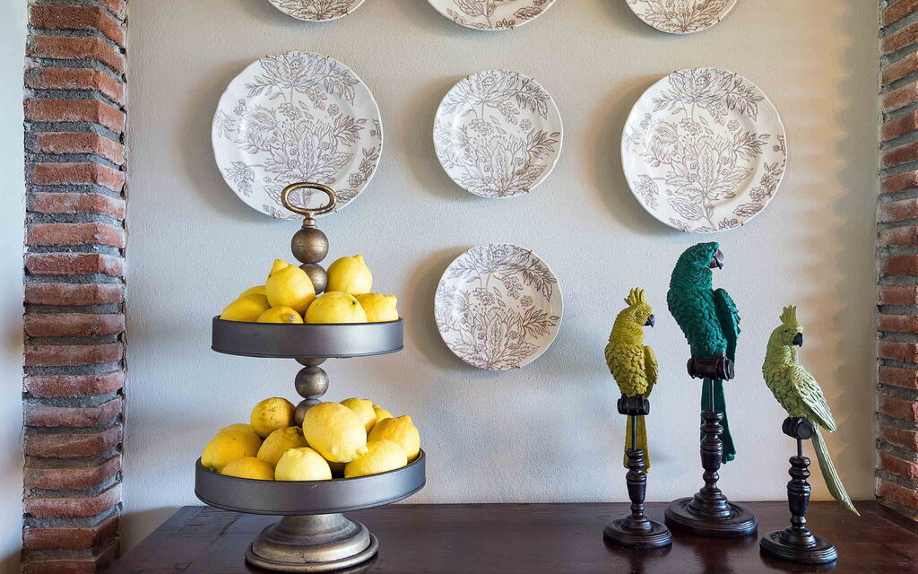 Sicilia 017 - Via Grande: Dining room details