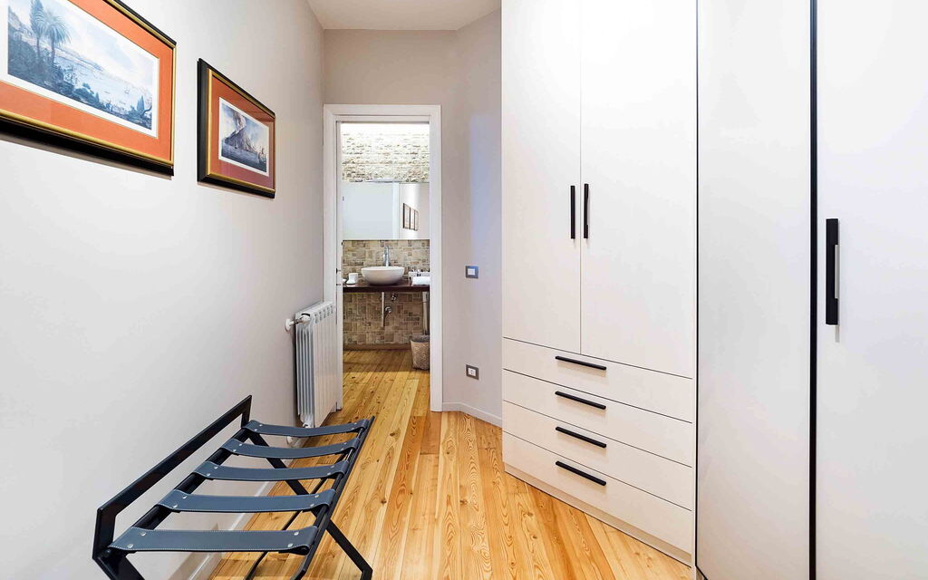 Sicilia 017 - Via Grande: Wardrobe