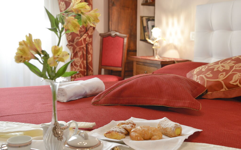 Appartamento Il Teatro: Double bedroom detail