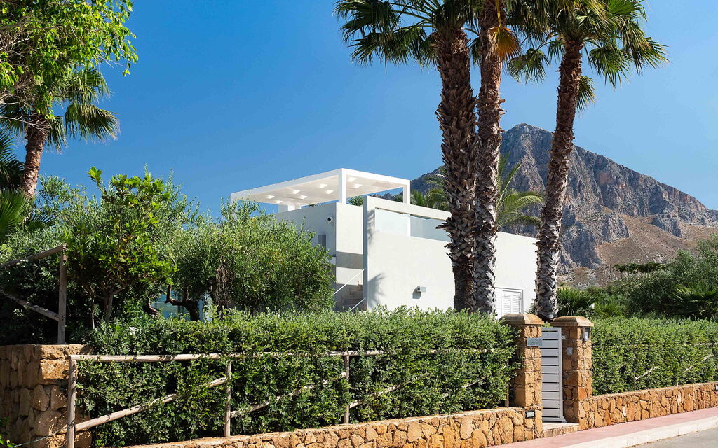 Sicilia 018 - Villa Bellini: Outdoor view of the house