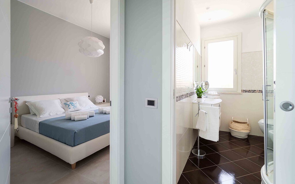 Sicilia 018 - Villa Bellini: Double bedroom and bathroom