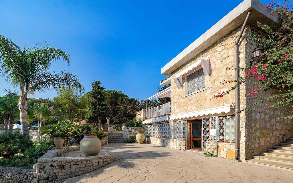 Sicilia 021 - Villa Maddalena: Outdoor view