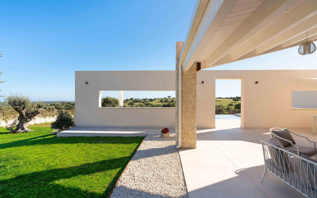 Sicilia 022 - Villa Mora: Garden and veranda