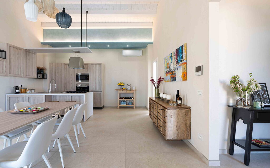 Sicilia 022 - Villa Mora: Living room and kitchen