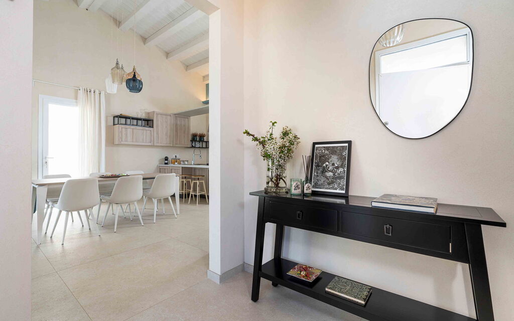 Sicilia 022 - Villa Mora: Living room and kitchen