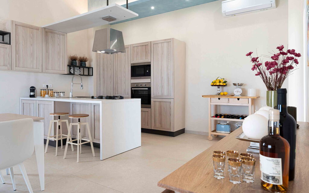 Sicilia 022 - Villa Mora: Living room and kitchen