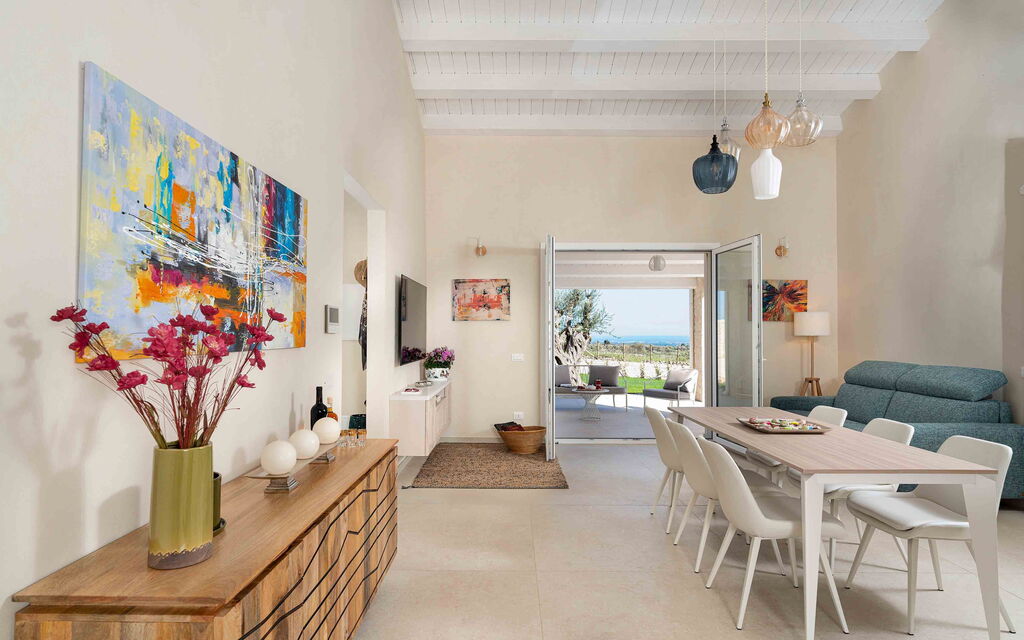 Sicilia 022 - Villa Mora: Living room and kitchen