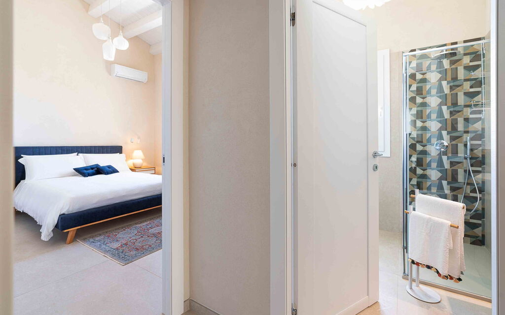 Sicilia 022 - Villa Mora: Double bedroom and bathroom