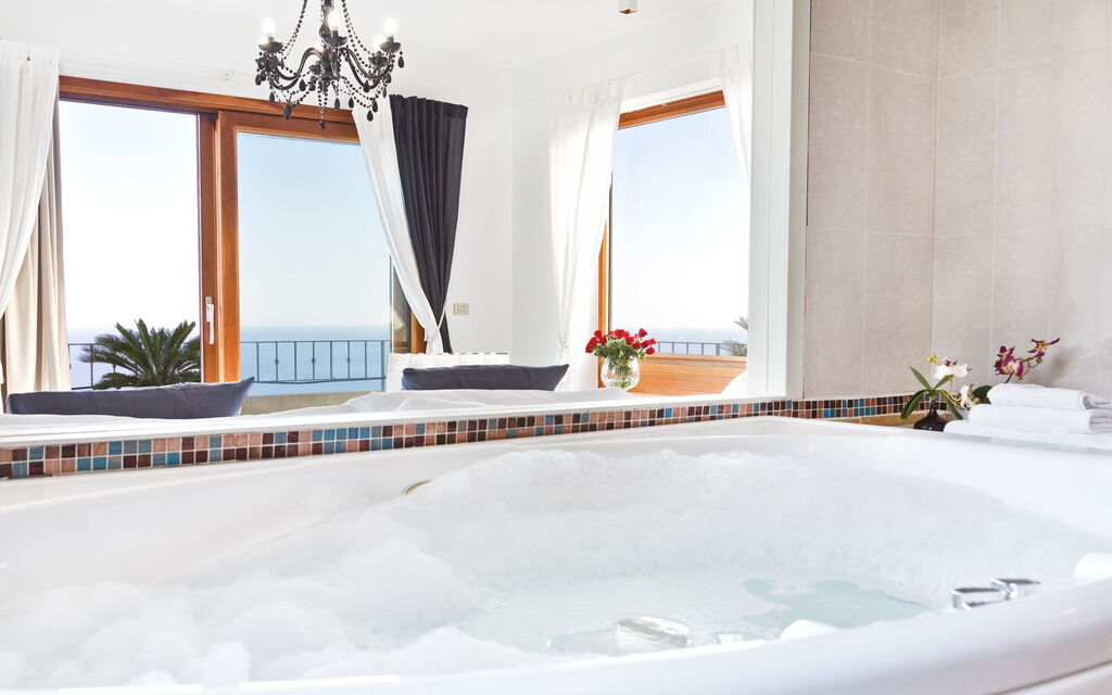 Sicilia Vt01- Villa Mare Blu: Jacuzzi bathtub