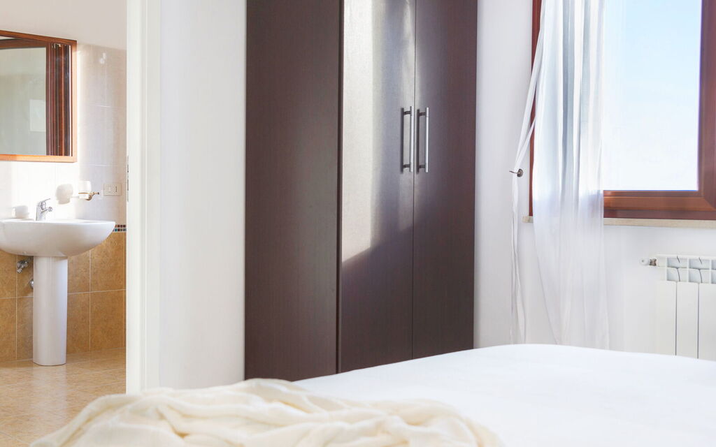 Sicilia Vt01- Villa Mare Blu: Double bedroom and bathroom