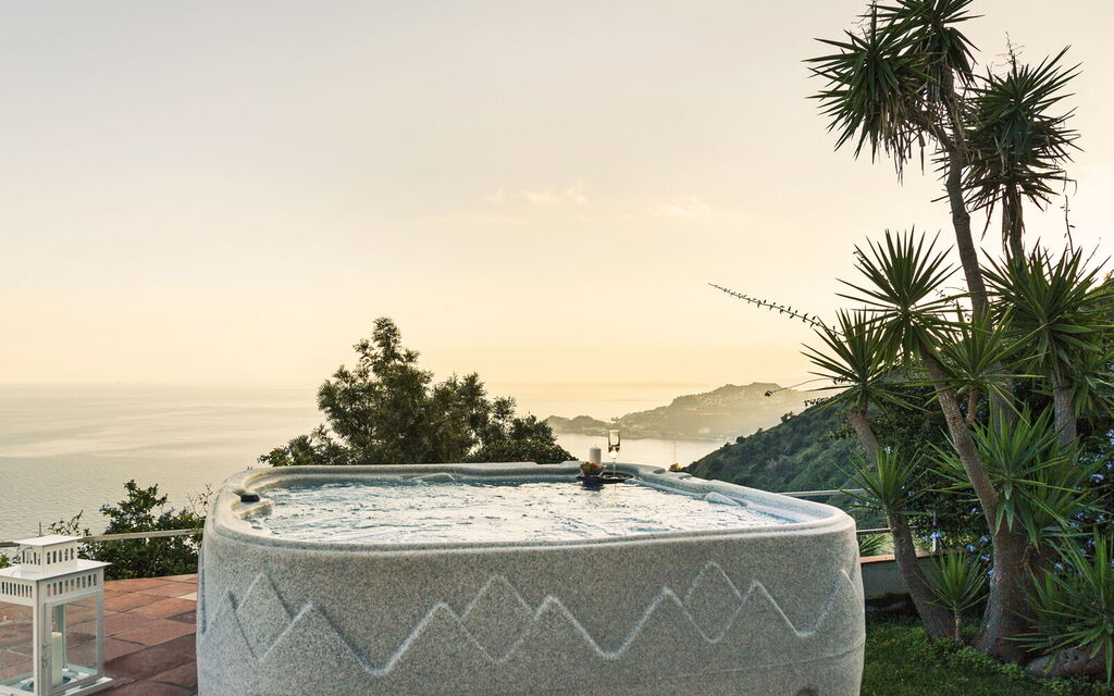 Sicilia Vt01- Villa Mare Blu: Jacuzzi bathtub