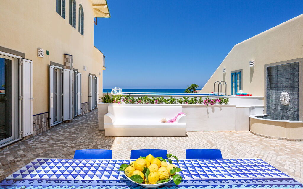 Sicilia Vt 04 - Villa Preziosa: Outdoor courtyard